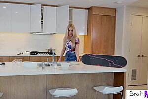 Damed hot mature stepmom Sarah Taylor in thong panties