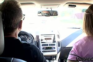 ओह भगवान, ब्रूनेट कॉलेज लड़की अपने प्रोफेसर को इतना जोर से चोद रही है!