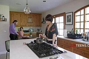 правило фри юз дилфов склеило сводную семейку в диком тройничке