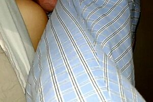 Lena舔逼加Hitachi猛潮吹到处喷MILF视角