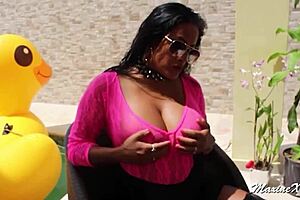 Maxine X indulges in solo play with thrilling toys