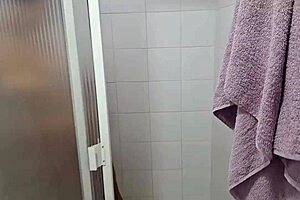 Mi empello a my step mom in the bath and recorded it