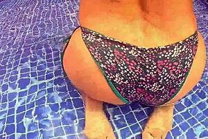 La nalgona sorprendida en piscina, un momento hot