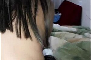 mi novia se masturba con su vibrador en la cama hasta el orgasmo