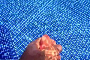 La nalgona sorprendida en piscina, un momento hot
