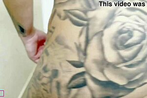 Milf morena tiene la cara cubierta de semen después de mamada