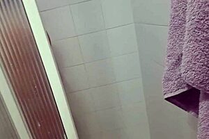 Mi empello a my step mom in the bath and recorded it