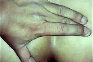 mi novia se masturba con su vibrador en la cama hasta el orgasmo