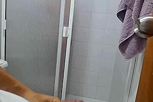 Mi empello a my step mom in the bath and recorded it