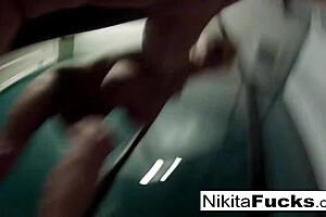 Никита Вон Джеймс сексуально дрочит в душе!