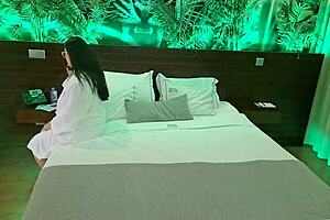 拉丁MILF诱惑胖酒店杂工。他给她涂油直到她到处喷水！