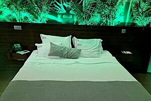 拉丁MILF诱惑胖酒店杂工。他给她涂油直到她到处喷水！