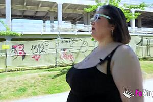 I'z Mae Quira askin' randoms 'bout big tit poll on the street