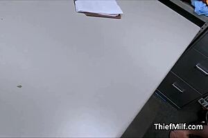 बस्टी टीन 18+ और मिल्फ चोरों ने ऑफिसर को हार्ड संतुष्ट किया!