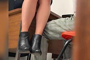 una maestra mexicana madura llama a su alumno al salón de clases para sexo público casero