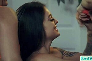 Lesbian Friends Pussy Licking Threesome