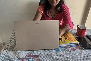 देसी इंडियन भाभी ऑफिस में काम कर रही थी जब मैंने ब्रूटल चुदाई दी