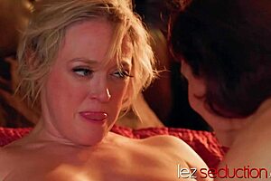 Dee Williams facesitted by Syren De Mer