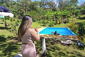 LA PATRONA DE LA FINCA SE FOLLA UN OBRERO QUE SALE DE LA PISCINA DESNUDO