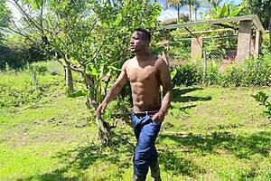 LA PATRONA DE LA FINCA SE FOLLA UN OBRERO QUE SALE DE LA PISCINA DESNUDO