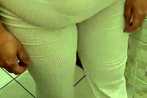 La Mama De Mi Mejor Amigo Me Encuentra Masturbandome Con Su Tanga Y Se Traga Mi Leche