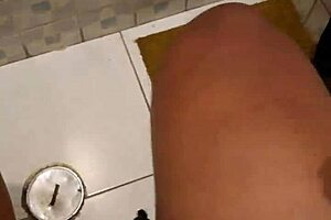 La Mama De Mi Mejor Amigo Me Encuentra Masturbandome Con Su Tanga Y Se Traga Mi Leche