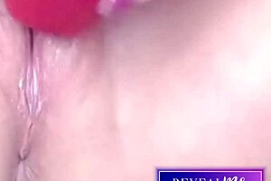 Horny milf reveals her wet hairy pussy in an intense vibrator cum show 😍