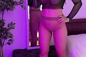 hot milf tears her tight leggings apart