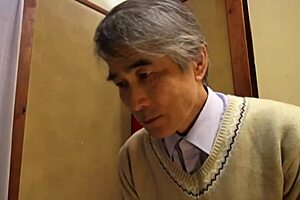 जापानी मिल्फ लंड की प्यासी, झुककर इंटेंस हैंडजॉब देती चुदाई