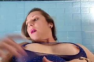 Milf española with huge clit, ready for some lesbian masturbation?