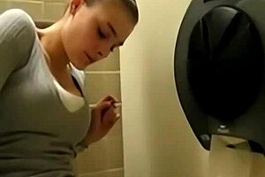 i cummin quickly in the toilet