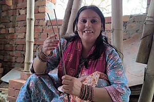 Women Labour Fuck Contractor For Extra Money On Bed