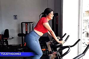 at the gym i give my stepfather a great blowjob while the trainer is watching us casero real