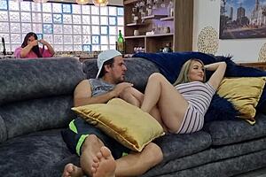 mi madrastra me enseña cómo cogerme a mi novio?