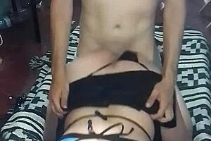 Mujer policia coge con desconocido despues de la fiesta.