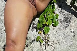 flagrei 3 gostosas fazendo xixi na praia com as coleguinhas paty bumbum melissa devassa arlequina do funk