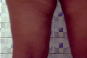 Madura caught in public bathroom showing off sexy curves! 😍