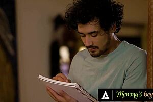 Naughty milf Rayveness tits flash karti hai jab artist stepson use draw karta hai