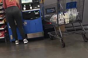 Blonde milf's nice ass in spandex 😍