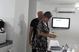 La puta calls lover until husband?