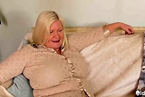 i'm busty granny lacey with wet cunt and big natural tits - oldnanny