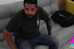 Connie Garcia让瘦侄子住下，狗爬式狂野干起来