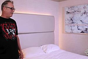 Food Delivery Guy Tommy Utah Cums Hard In Maxine's Mouth