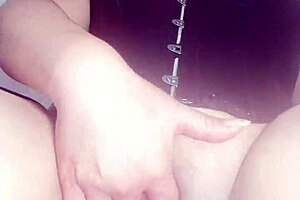 Mi madrastra es mi puta, le dejo dinero y se masturba gritando mi nombre, una delicia mexicana en usa