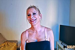 victoria mature coquine aux gros seins in european group threesome.