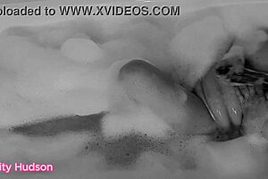 Does Kitty Hudson orgasm in the bath with her dildo?