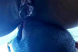 Meu tio safado me pegou no pelo e abriu meu cu