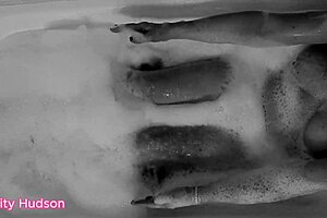 Does Kitty Hudson orgasm in the bath with her dildo?