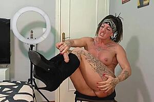 Dominatrix DanaXMuscles orders cum in boots.