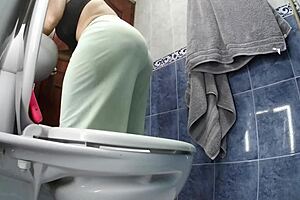 Pervertido hijastro espió mi baño con cámara oculta!